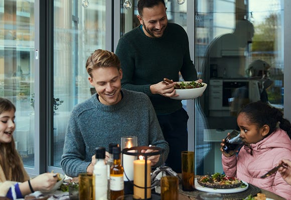 Vänner som äter mat tillsammans