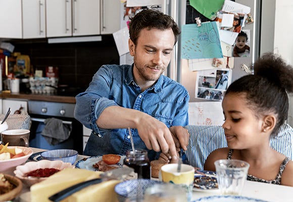 Om Bonava Foto på pappa och dotter som sitter och äter frukost